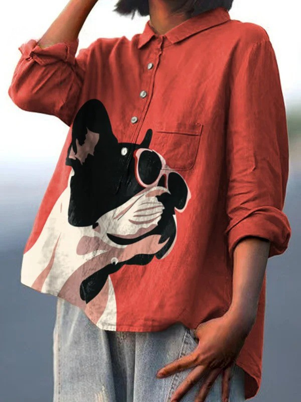 Samantha | Camiseta Casual con Patrón Decorativo de Bulldog Francés Usando Gafas de Sol sobre Fondo Rojo