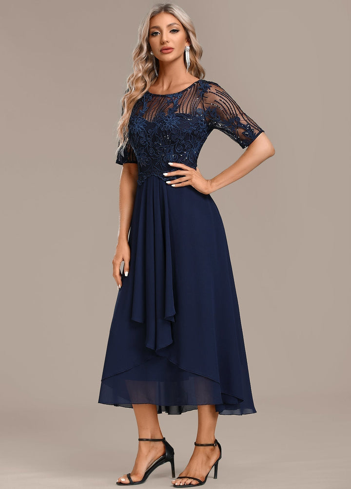 Sophie | Vestido midi de encaje marino con manga corta y cuello redondo