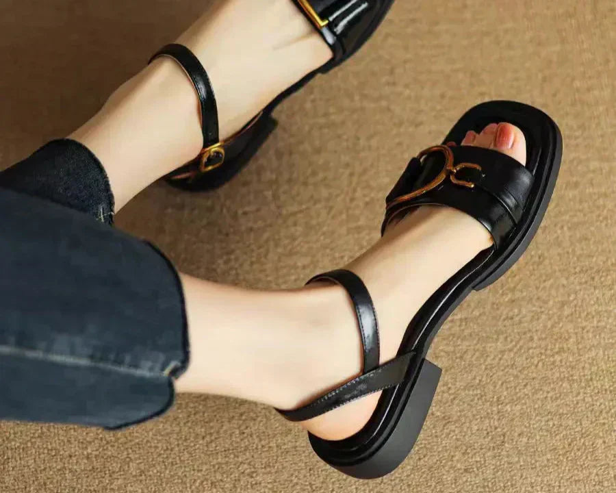 Amara | Sandalias Planas con Hebilla