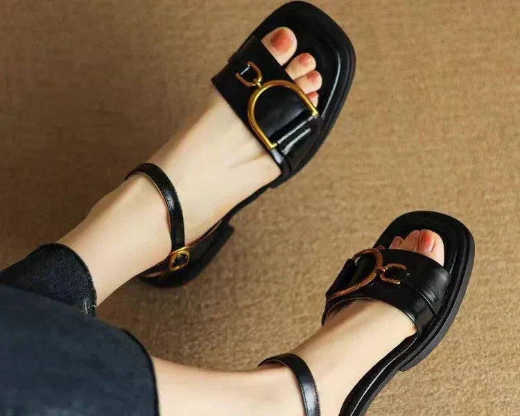 Amara | Sandalias Planas con Hebilla