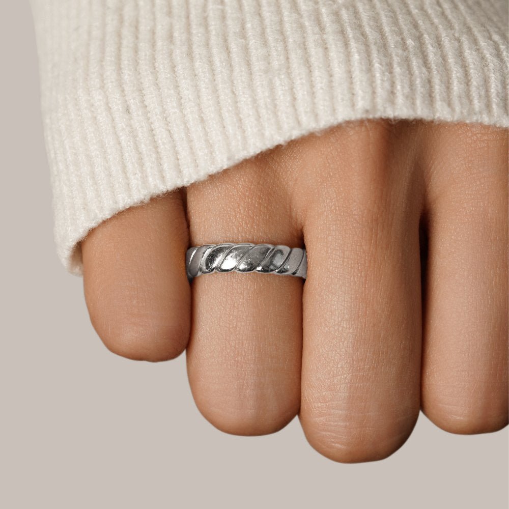 Anillo de Plata Calira con Infinito Torcido