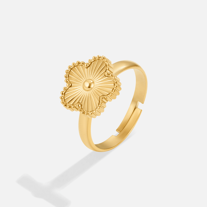 Anillo de trébol dorado