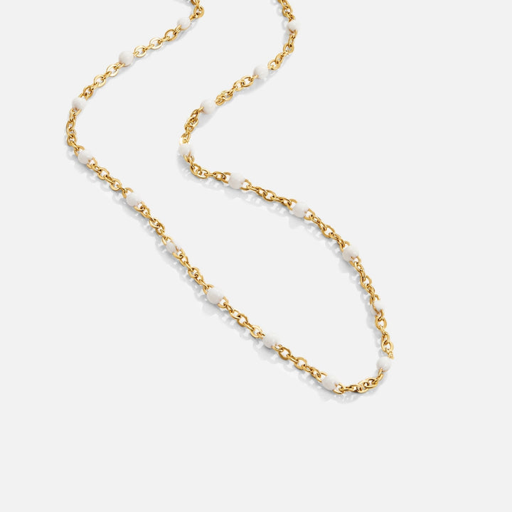 Collar de perlas blancas limpias