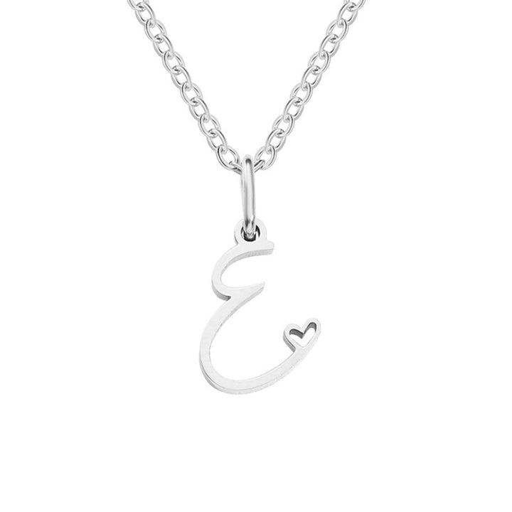 Collar con corazón de letras plateadas