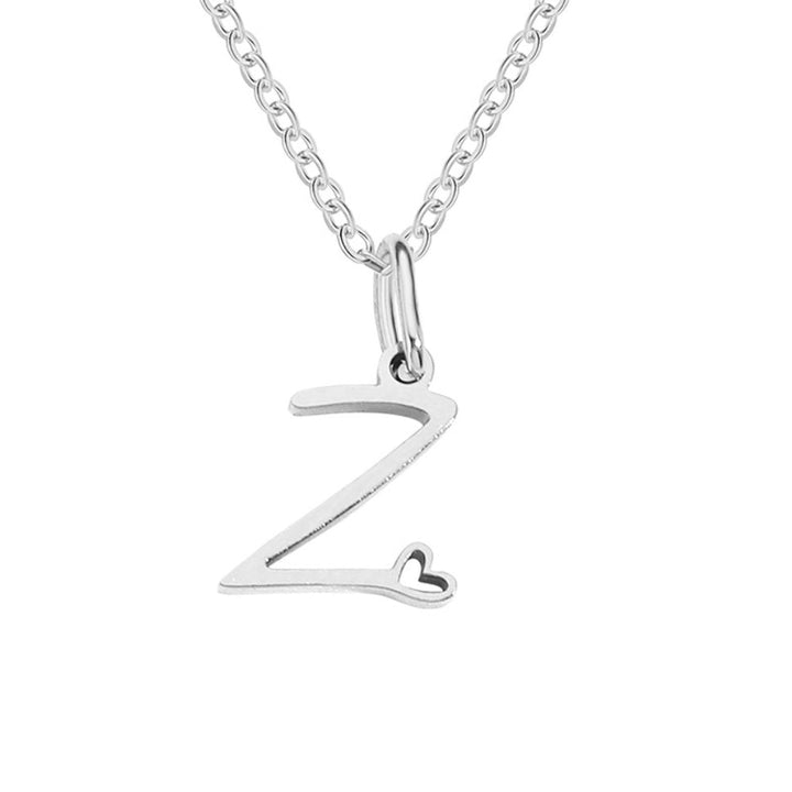 Collar con corazón de letras plateadas