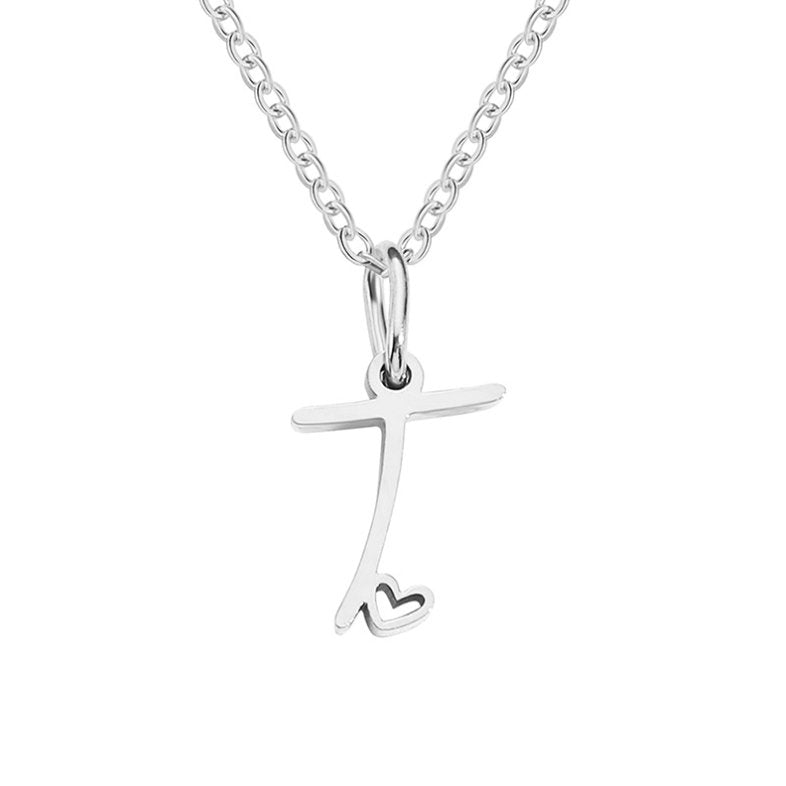 Collar con corazón de letras plateadas